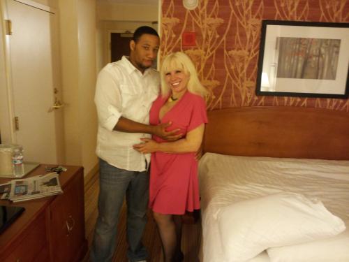 Dcgohard and Mary in hotel room